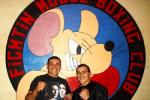 Lo hermanos Herrera en su club de boxeo
