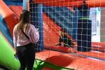 La jornada comenzó alrededor de las 11 de la mañana y estuvo llena de sorpresas para todos los niños y niñas del oeste. Un evento donde se celebró la niñez junto a nuestras familias, disfrutando de buena música, regalos y juegos varios. El centro cultural Mercado Victoria, se llenó de inflables gigantes que se transformaron en el escenario perfecto para que las piruetas, las risas y los saltos se convirtieran en los principales protagonistas de la jornada. Los padres, quienes acompañaron con sus miradas ate