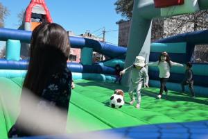 Niñes jugando en la cancha de futbol/basketball inflable