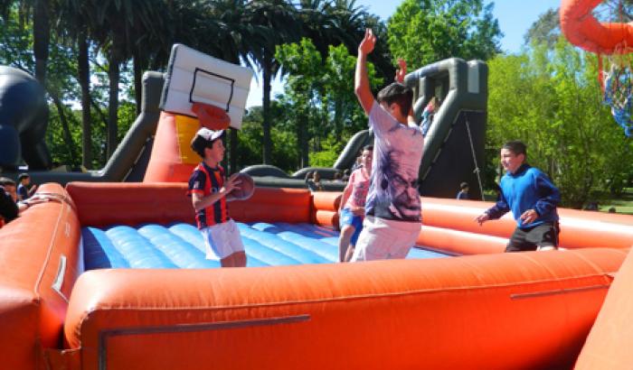 Juegos inflables en el Parque Tomkinson