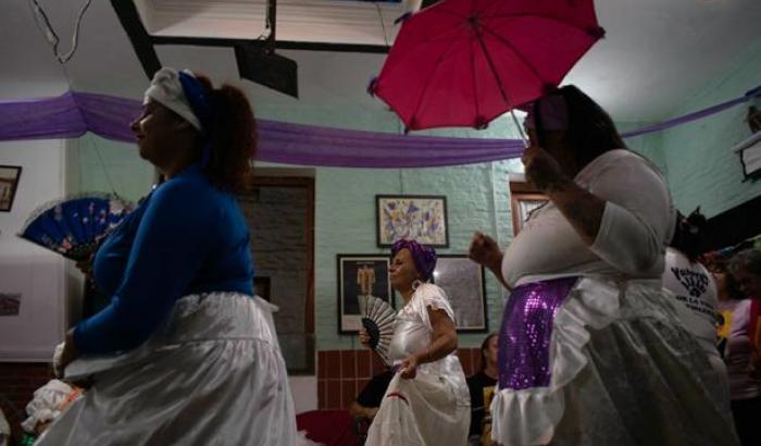 Integrantes del "Colectivo de Mujeres Afro Villa Celeste" bailando candombe