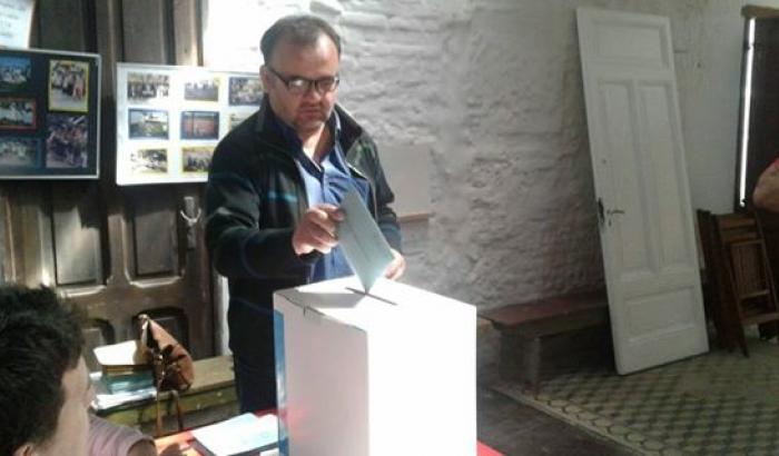 El alcalde Gabriel Otero votando en la jornada de ayer