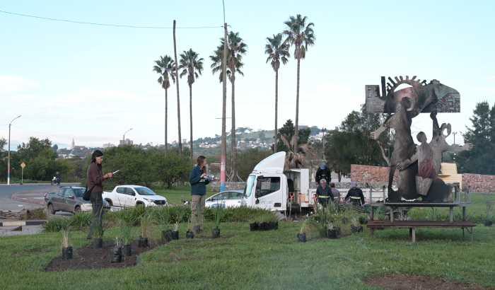El pasado 6 de mayo, se realizó la plantación del cantero central ubicado a la entrada del Cerro