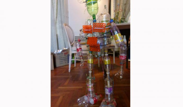 Artesanías en alambre y botellas por Damián Cuadro.